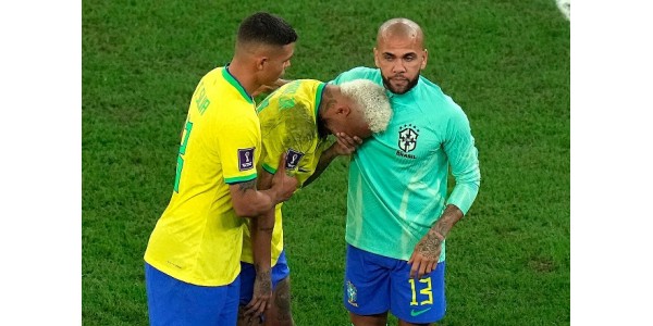 Neymar hésite à enlever le maillot du Brésil et à partir